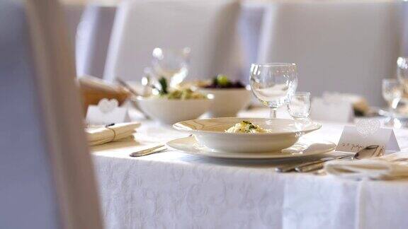 装饰豪华的餐桌优雅的晚餐晚餐浪漫的背景