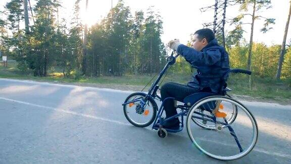 残疾人骑轮椅自行车侧视