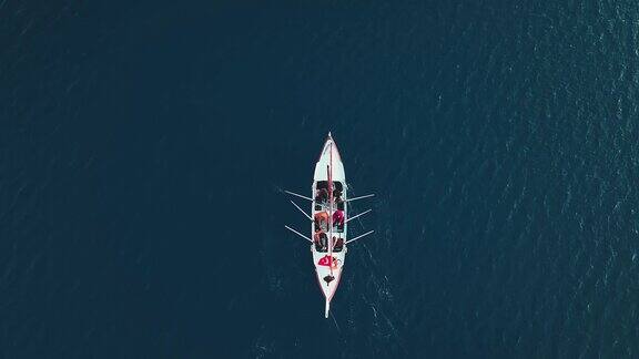 海上赛艇队的空中自上而下的视图