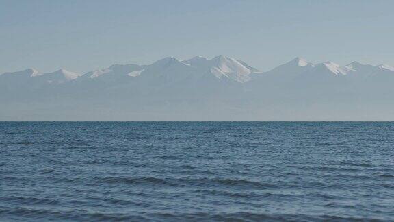 高原雪山和湖泊