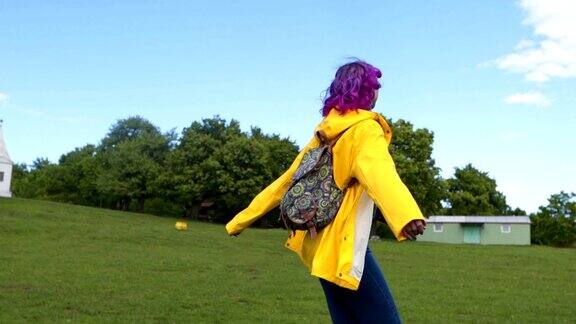 美丽的紫色头发的女孩享受户外的一天