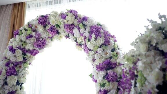 婚礼的拱门用天然花卉装饰的拱门