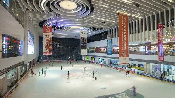 著名的青岛城市拥挤商场溜冰场时间推移全景4k中国