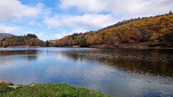 山间湖泊在秋天的时候延时拍摄