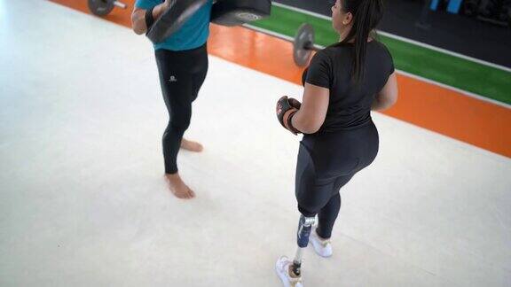 一个残疾妇女在体育馆练习拳击