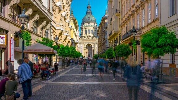 游客在匈牙利布达佩斯的圣史蒂芬大教堂前行走