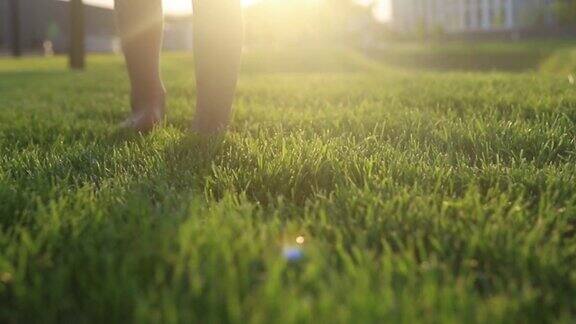 孩子光着脚在草地上走