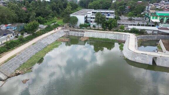 在一个美丽的城市中心用重型设备建造水库