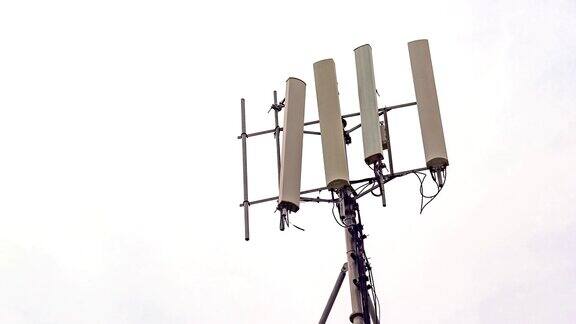 延时发射塔手机通讯和蓝天上的云