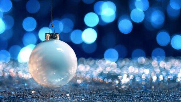 银色和白色圣诞球