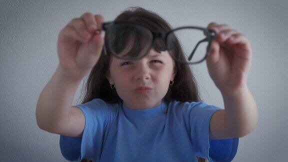 儿童手持眼镜观察视力时间
