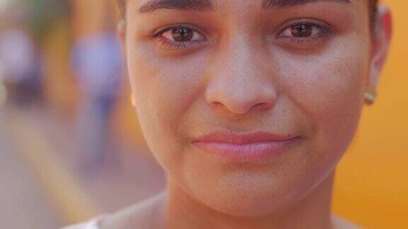在墨西哥一位年轻美丽的西班牙妇女看着镜头脸上露出了沮丧和微笑