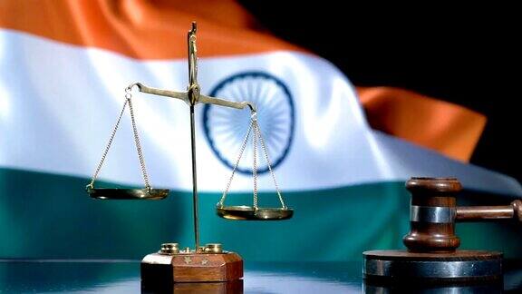 平衡和木槌与印度国旗