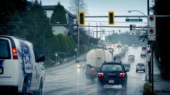 雨天穿过郊区的交通