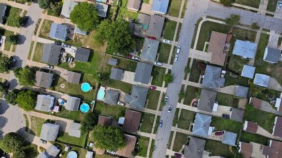 从住宅区上方俯瞰道路上的小镇房屋鸟瞰图