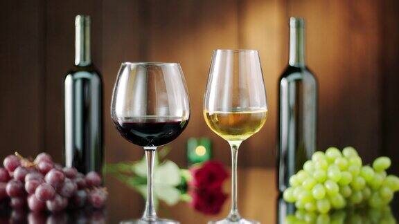 一瓶和一杯红酒和白葡萄酒