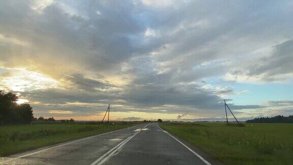 在夕阳下雨后开车