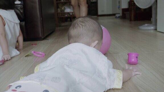 小男孩(6-11个月)在地板上玩耍