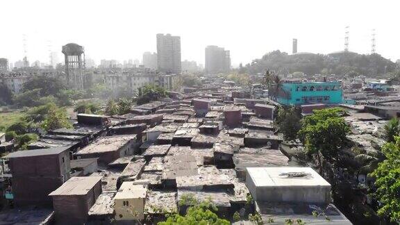 一架无人机拍摄了拥挤的城市贫民窟