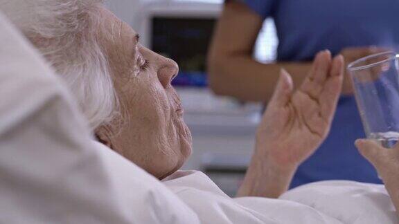 护士在医院给老年妇女用药