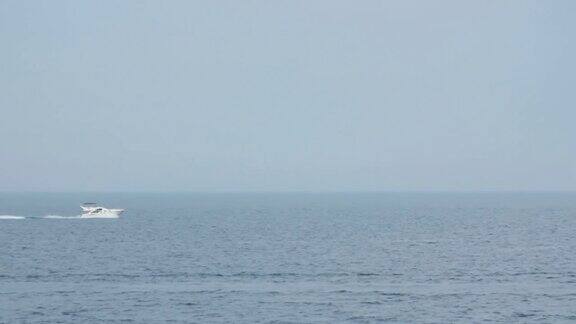 一艘帆船在美丽的地中海的地平线上