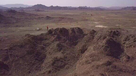 鸟瞰图的trailrunner上升的岩石山在沙漠
