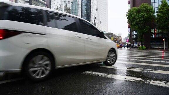 台北的交通大雨到处都是摩托车典型的场景