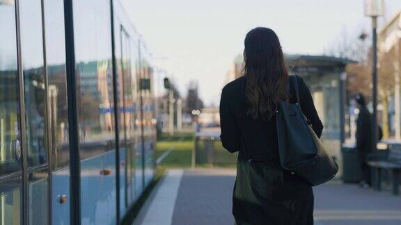 女人在城里等电车