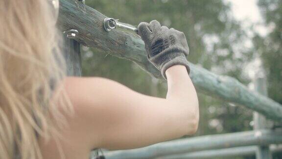 女人建造木棚架使用扳手花园DIY项目