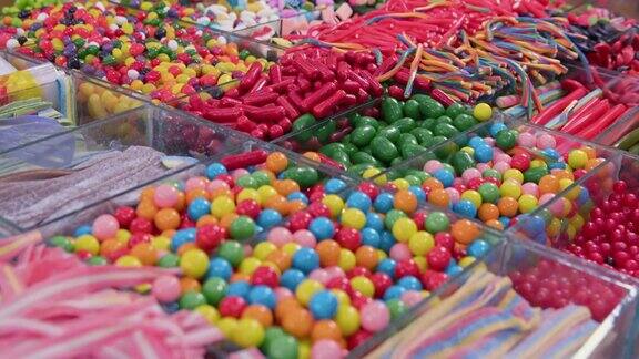 各色果冻状的糖果和彩色的口香糖球作为背景