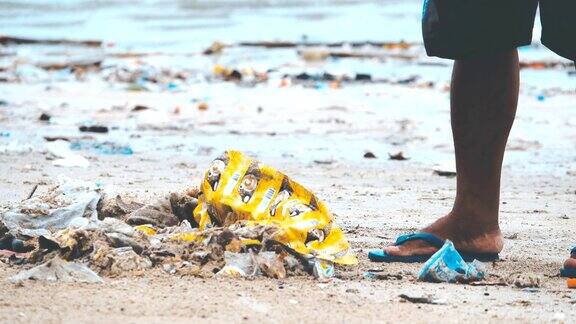 4K:海滩上的废物污染工人在清理海滩