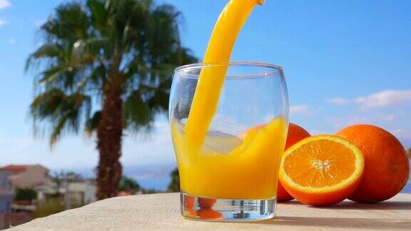特写橙汁倒入玻璃杯