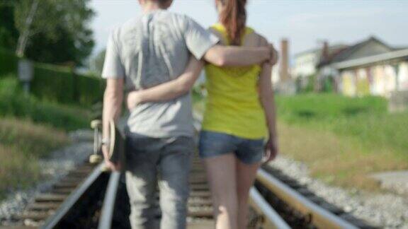 慢镜头:一对年轻夫妇在旅行拥抱在一起