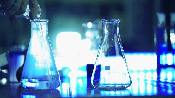 科学家在实验室用试管和烧瓶里的液体做化学实验