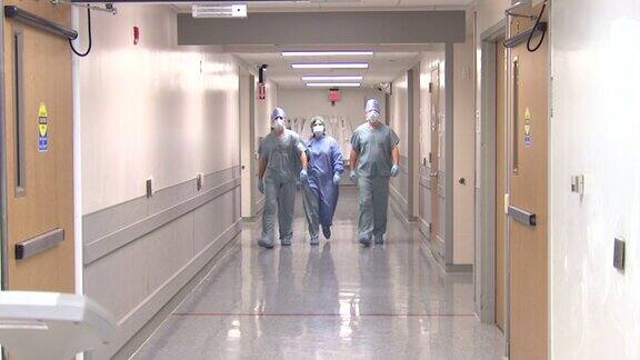 医疗队走过走廊