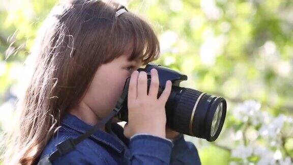 一个漂亮的小女孩手里拿着照相机