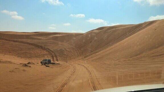 在阿曼开车穿过沙漠