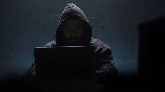 黑客打开笔记本电脑