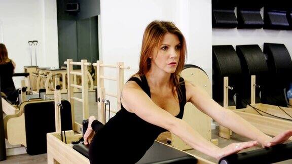 美女在健身房里锻炼