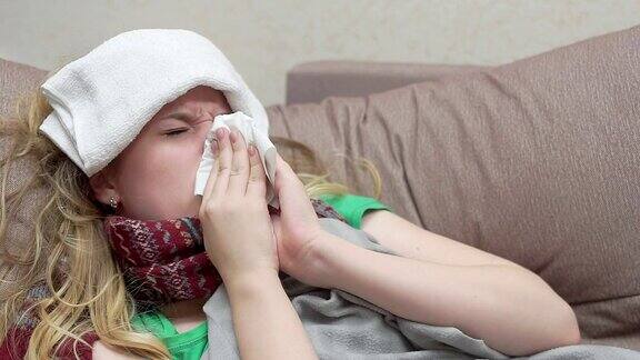 一个十几岁的女孩用手帕擤鼻子她感冒了