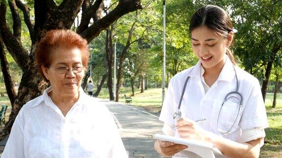 女医生在公园采访老年病人
