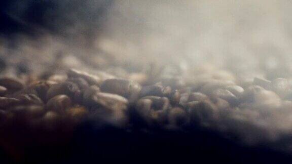 用蒸汽烘焙咖啡豆跟踪镜头近距离-超慢的动作豆子落在木桌上