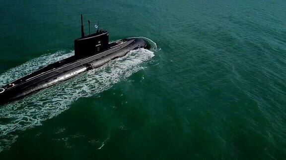 鸟瞰图-海上现代导弹潜艇