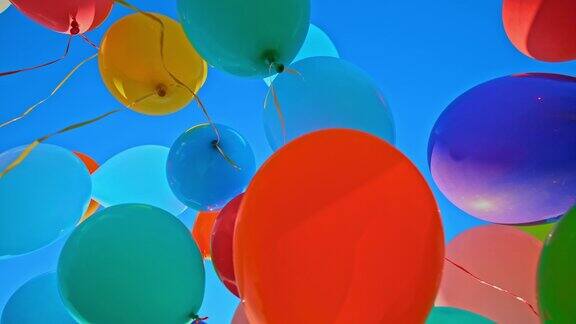 SLOMOLD气球漂浮在清澈的蓝天