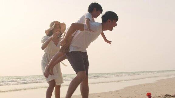 亚洲年轻幸福的家庭晚上享受海滩度假4k慢动作