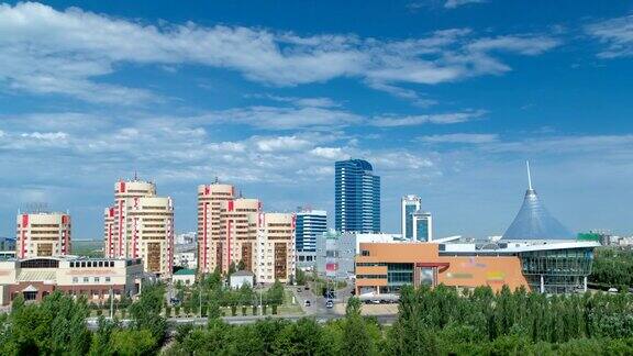 哈萨克斯坦首都阿斯塔纳的新商业区从屋顶上倒塌下来
