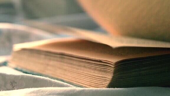 翻页的旧书特写躺在一个平面上