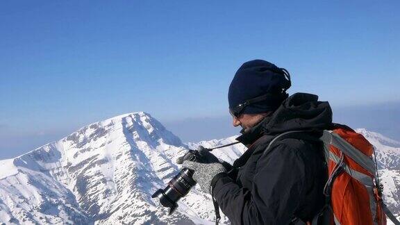冬天登山者在山顶拍照