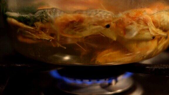 用透明玻璃锅煮虾