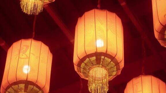中国传统的红灯笼在晚上悬挂